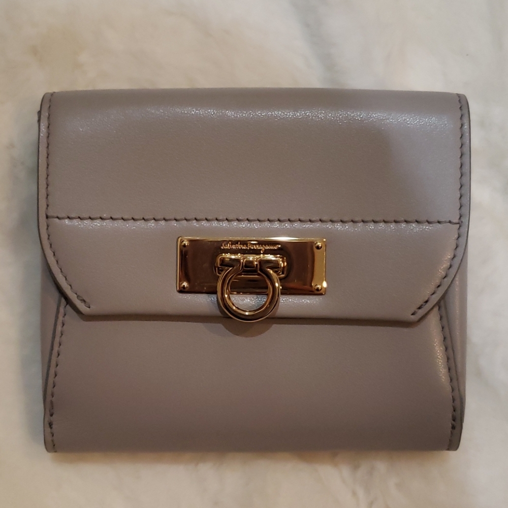 Salvatove ferragamo wallet